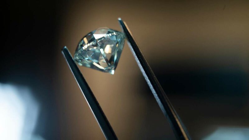 Decline in Prices for High-Clarity Diamonds Persists